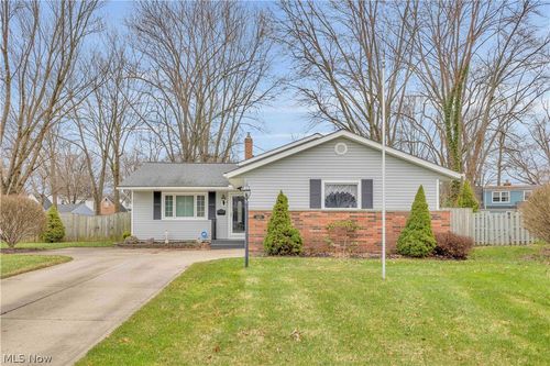 4430 Bentley Dr, North Olmsted, OH, 44070-2807 | Card Image