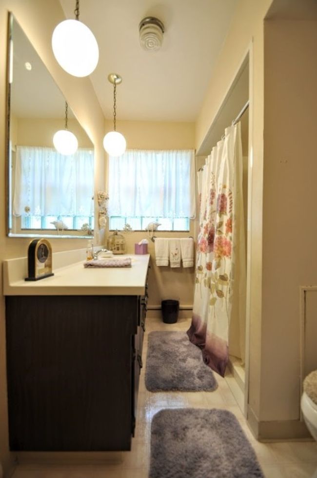 Full bathroom off the family room. Great location, near the garage, too. | Image 21