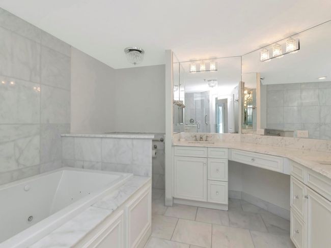 Primary Bathroom | Image 18
