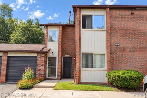 10-33899 Pondview Cir, Livonia, MI, 48152-1473 | Card Image