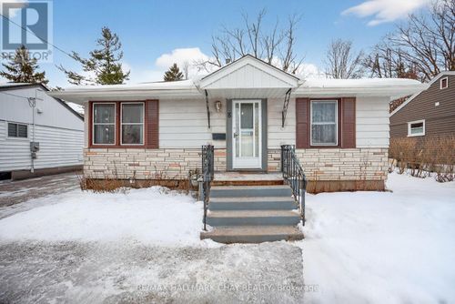 8 Newton St, Barrie, ON, L4M3N3 | Card Image