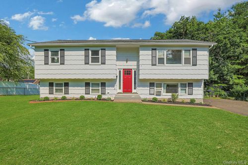 11 Whitman St, Congers, NY, 10920-2314 | Card Image