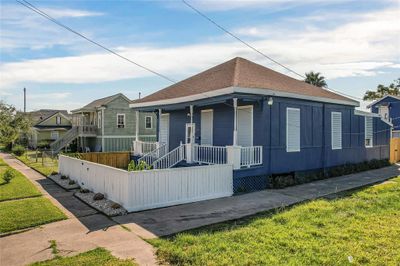 3913 Ball St, House other with 6 bedrooms, 4 bathrooms and null parking in Galveston TX | Image 3