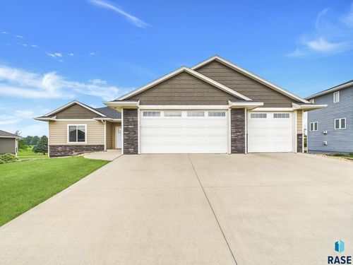 1011 Sandtrap Cir, Dell Rapids, SD, 57022-2137 | Card Image