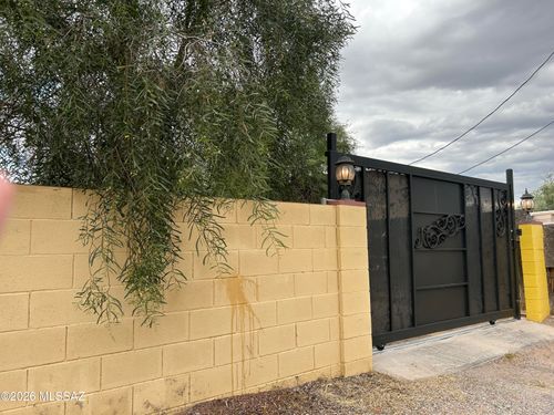 532 W Simmons Rd, Tucson, AZ, 85705-2635 | Card Image