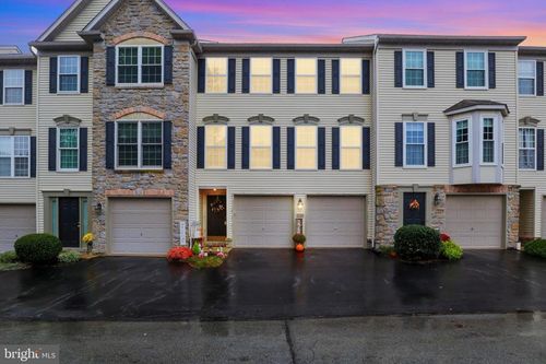 4-2750 Hunters Crest Dr, York, PA, 17402-8526 | Card Image