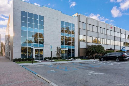 213-221-1051 Franklin Ave, Garden City, NY, 11530-2922 | Card Image