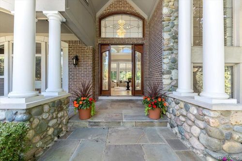 630 Sheldon Ct, Oakland Twp, MI, 48306-2167 | Card Image