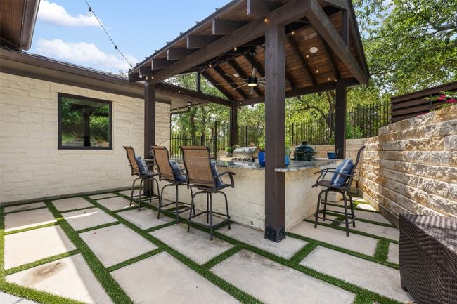 Fantastic outdoor kitchen and bar area. It's time to grill and entertain your friends and family! | Image 30
