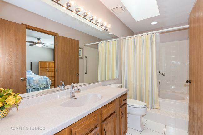 1351 Woodlake Dr, Townhouse with 2 bedrooms, 2 bathrooms and 1 parking in Carol Stream IL | Image 15