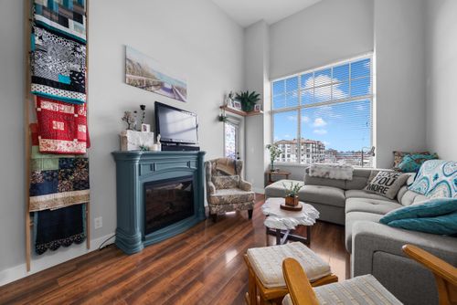 402-11935 Burnett St, Maple Ridge, BC, V2X9A9 | Card Image