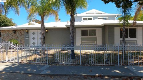 240 Richfield Dr, San Jose, CA, 95129-1542 | Card Image