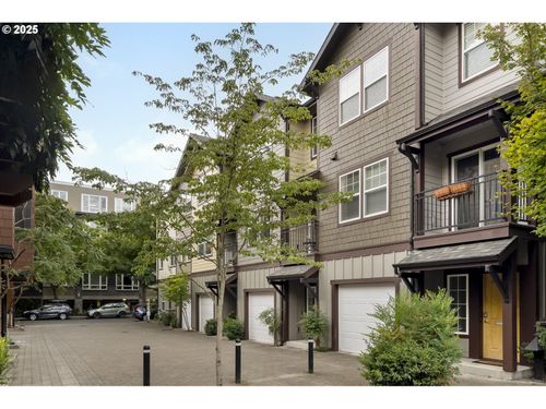 727 Se 33rd Pl, Portland, OR, 97214-3184 | Card Image