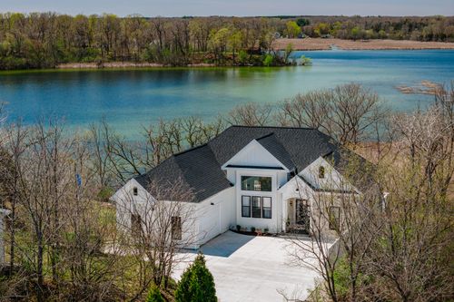 1835 N Davies Dr, Summit, WI, 53066-9216 | Card Image