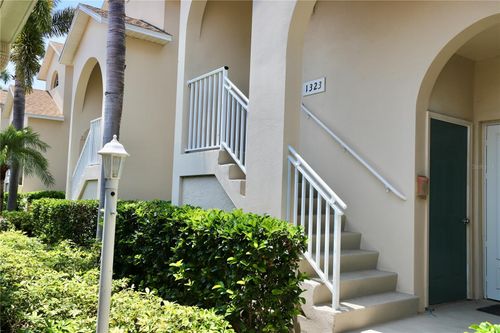 1323-4275 Castlebridge Ln, SARASOTA, FL, 34238-5415 | Card Image