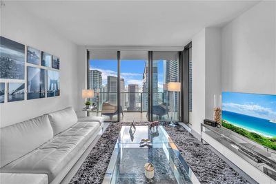 3705 - 88 Sw 7th St, Condo with 2 bedrooms, 2 bathrooms and null parking in Miami FL | Image 2