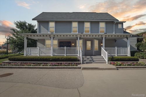 127 W University Dr, Rochester, MI, 48307-1940 | Card Image