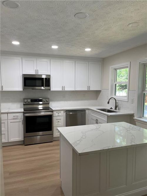 204 Groveland Dr, Peachtree City, GA, 30269-2296 | Card Image