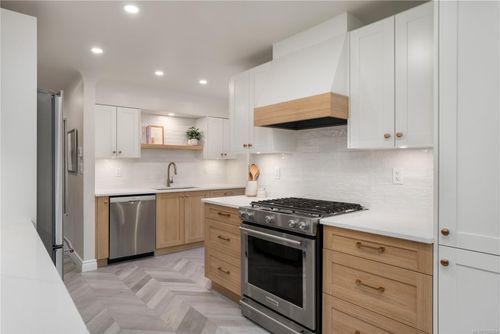 610 Baker St, Saanich, BC, V8Z2H7 | Card Image