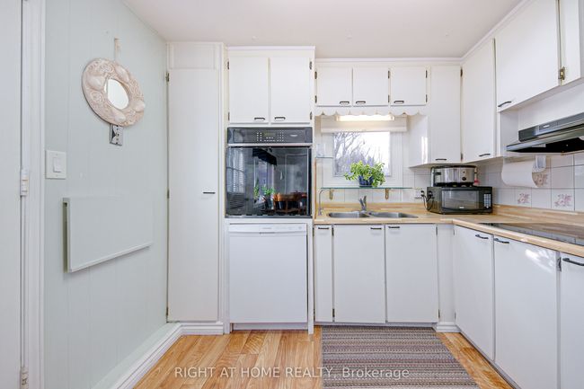 11 Locust Hill Dr, House other with 2 bedrooms, 1 bathrooms and 2 parking in Innisfil ON | Image 9
