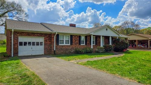 2460 Sedalia Dr, Clemmons, NC, 27012-9256 | Card Image