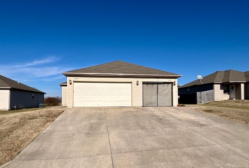 405 W Summit St, Aurora, MO, 65605-1027 | Card Image