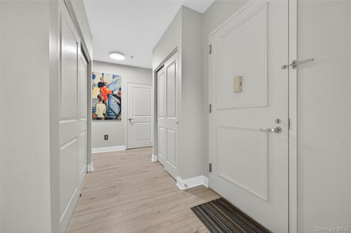 apt-303-130 Post Ave, Westbury, NY, 11590-3286 | Card Image