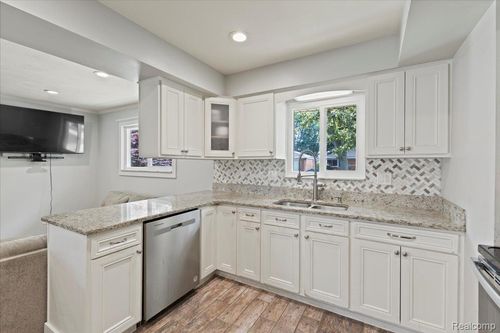1059 Kenilworth Pl, Clawson, MI, 48017-2904 | Card Image