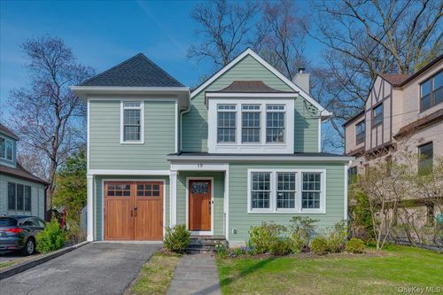 19 Nassau Rd, Larchmont, NY, 10538-3214 | Card Image
