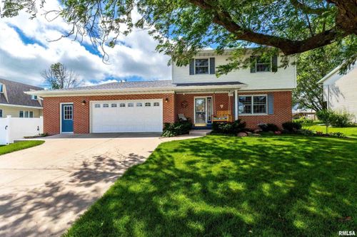805 W Sheridan Dr, Eldridge, IA, 52748-1560 | Card Image