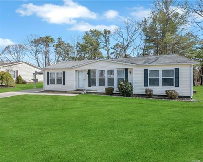 122 - 1407-122 Middle Road, House other with 2 bedrooms, 2 bathrooms and null parking in Calverton NY | Image 3