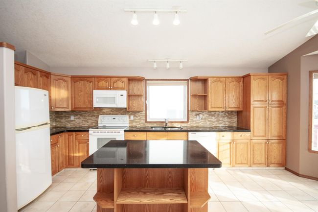 8861 107 Ave, House detached with 6 bedrooms, 3 bathrooms and 2 parking in Grande Prairie AB | Image 5