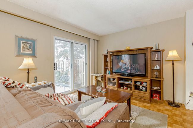 4 Collins Cres, Condo with 3 bedrooms, 2 bathrooms and 1 parking in Brampton ON | Image 8