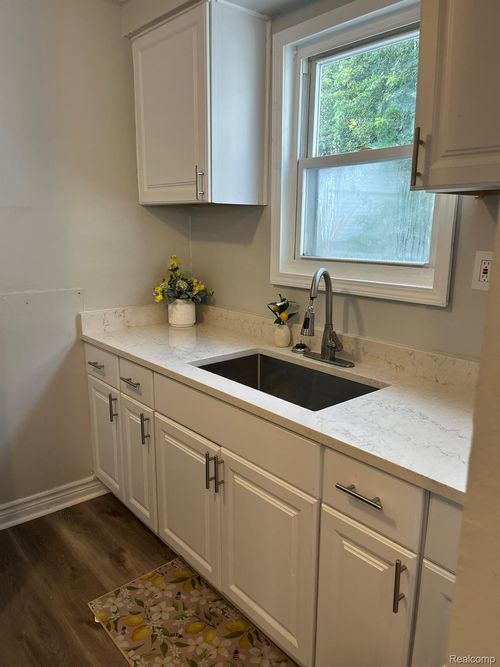18917 Wall St, Melvindale, MI, 48122-1878 | Card Image