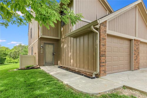 230 Sw Pinetree Ln, Lees Summit, MO, 64063-3975 | Card Image