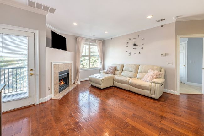 New wood floors, high Ceilings W/Crown Moldings | Image 8