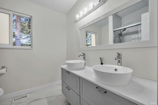 10591 Agassiz Ct, Home with 3 bedrooms, 2 bathrooms and 1 parking in Richmond BC | Image 5