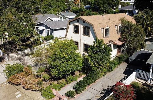 2615 Manhattan Ave, Montrose, CA, 91020-1333 | Card Image