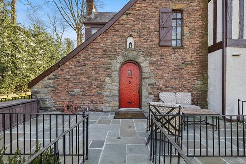 44 Old Ox Rd, Manhasset, NY, 11030-2507 | Card Image