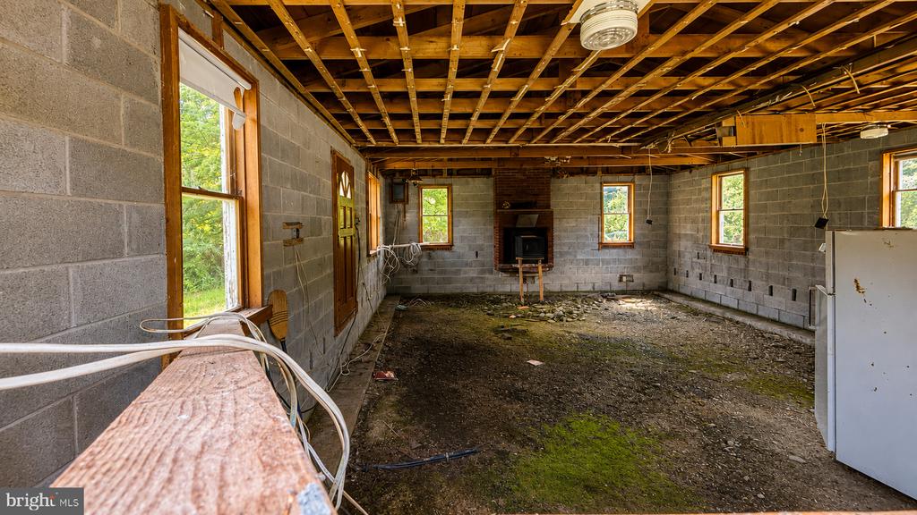 Land in MILROY 5