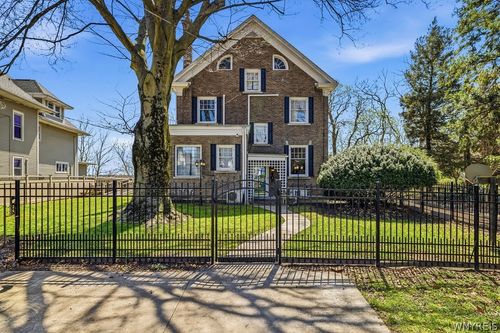 1 Hillcrest St, Niagara Falls, NY, 14303-1221 | Card Image