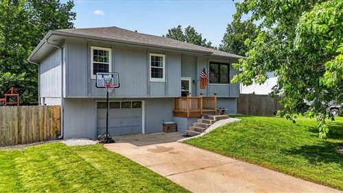 1802 Parkwood Dr, Harrisonville, MO, 64701-3536 | Card Image