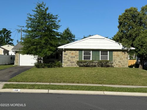 19 Courtland Ln, Aberdeen, NJ, 07747-2211 | Card Image