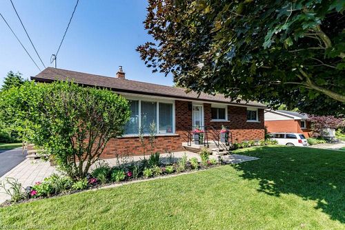 8477 Dickenson Rd E, Mount Hope, ON, L0R1W0 | Card Image