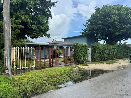 825 E 35th St, Hialeah, FL, 33013-3152 | Card Image