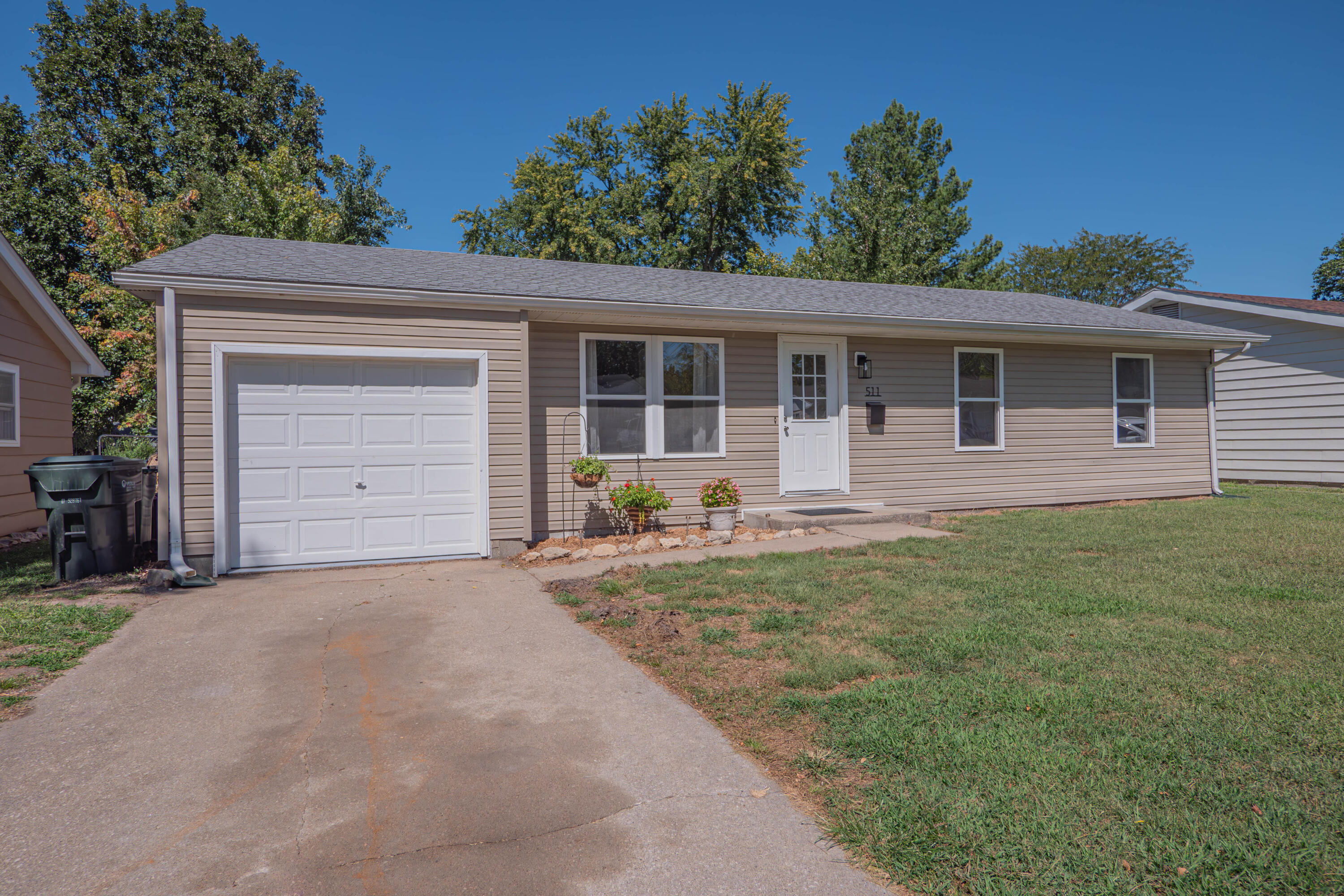 Shumate Ave, Moberly, MO 65270