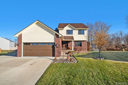 2285 Apple Tree Dr, Burton, MI, 48519-1578 | Card Image