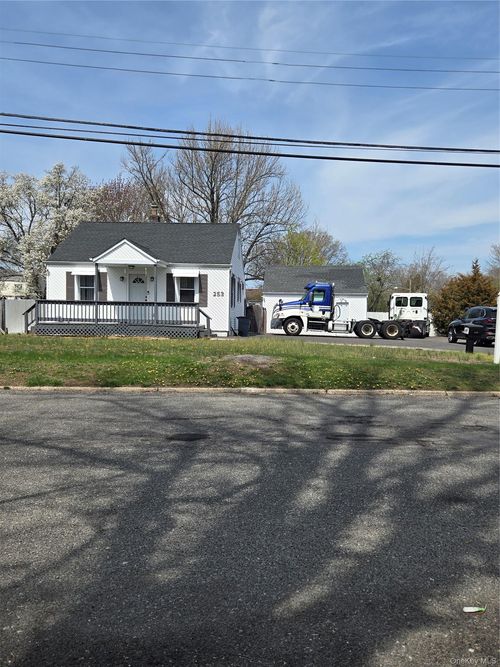 253 Peterson St, Brentwood, NY, 11717-7106 | Card Image