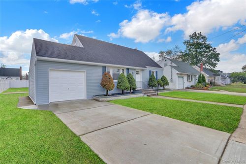 15 Cornwall Ln, Hicksville, NY, 11801-3733 | Card Image