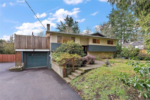 2009 Stellys Cross Rd, Saanichton, BC, V8M1M8 | Card Image